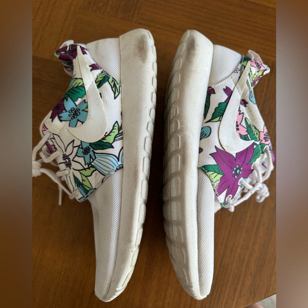 Women’s Nike Roshe Run in floral print.